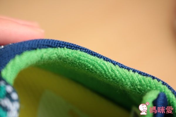 除了外型好看，當然最重要的是寶寶穿得要舒服！柔軟又透氣的內裡，腳腳不怕流汗悶熱～