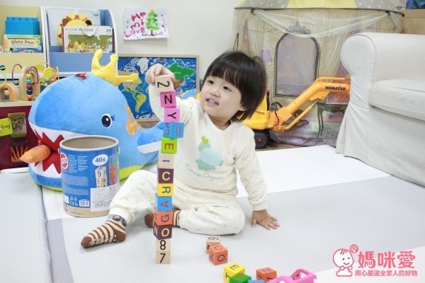 日本combi小月齡童裝 手套 帽子 肚圍