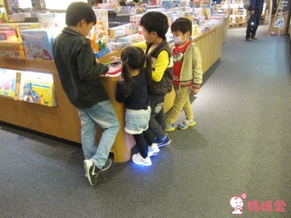 韓國 Besson JouJou LED 發光星星鞋