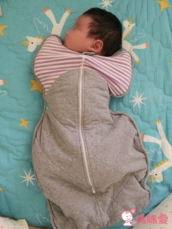 洋洋睡醒後也能自由活動手腳，尤其是下擺雙腳踢踢的部分，設計得很長很寬，不容易卡到腳。