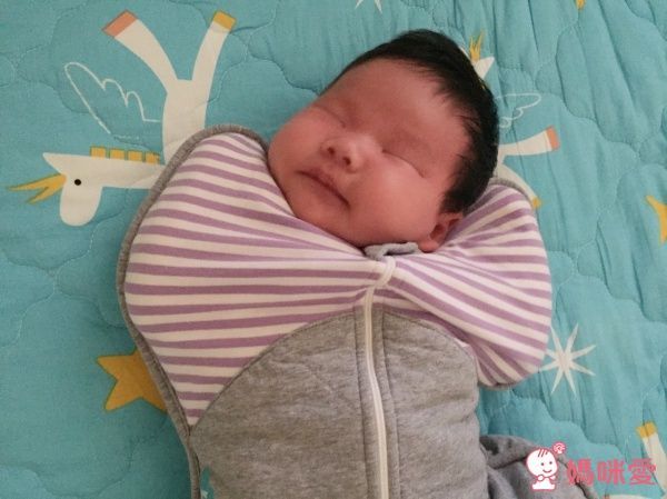 因為手腳包著很安心，洋洋每次用這款包巾都能睡得很好，而且不會踢被子，也不怕感冒。