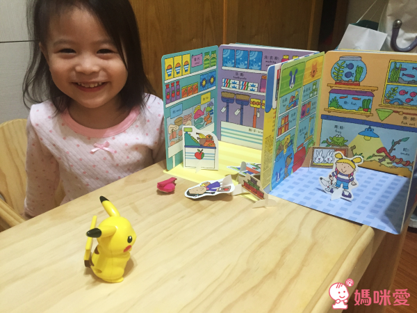 有能學英文單字又能玩的【快樂商店街】;還有把死亡議題轉化成可愛詼諧內容的【媽媽變成鬼】等系列繪本,非常富有生命教育意義,看完會有滿滿的正面能量喔!