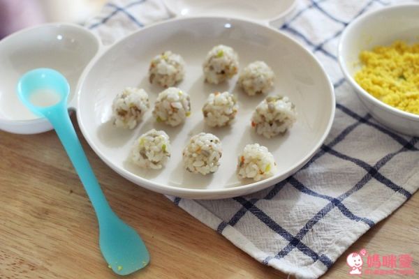 日本 Combi Baby Label / 新防污圍兜 / 水杯水壺