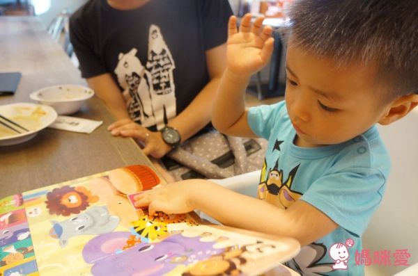 閃爍燈火系列有聲書-幸福魔法書-中文版