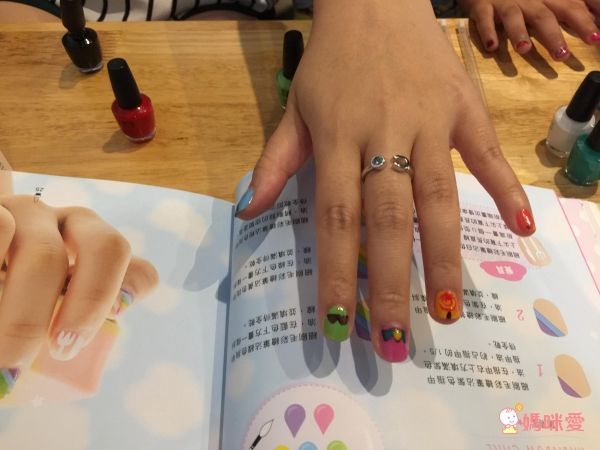 一撕即卸指尖派對-隨書附贈：12色MIT水性可剝式健康指甲油＋彩繪筆2支