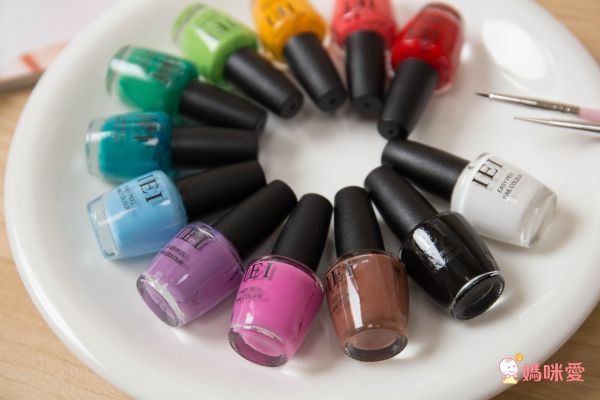 一撕即卸指尖派對-隨書附贈：12色MIT水性可剝式健康指甲油＋彩繪筆2支