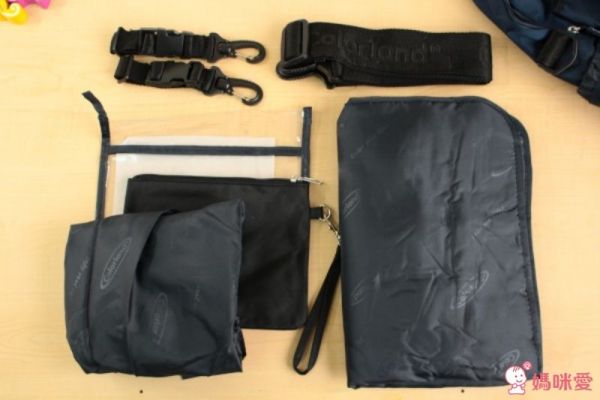 Colorland - 『一包四用款』大容量媽咪包-買一送五-咖啡圓點-五件組(車掛扣+濕物袋+隔尿墊+斜背帶+隨身物品包)