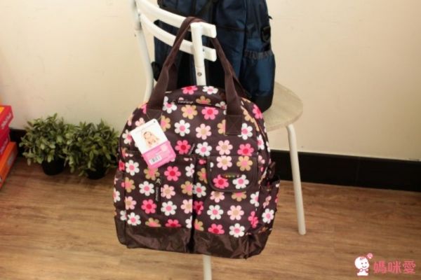 Colorland - 『一包四用款』大容量媽咪包-買一送五-咖啡圓點-五件組(車掛扣+濕物袋+隔尿墊+斜背帶+隨身物品包)