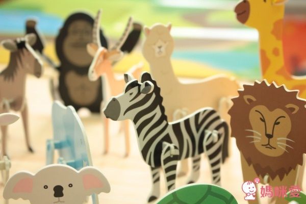 終於拼好許多動物