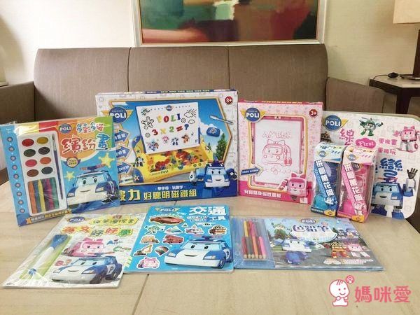 這系列波力遊戲書都超級深得我心!比起玩具我更喜歡這種遊戲書,可以讓孩子在玩樂中學習。裡面有超多柚子喜歡的遊戲書,像貼紙書、著色書、畫線書和磁鐵組等等,每個都讓柚子都愛不釋手,喜歡的程度一點都不輸給小車子,而且每樣都很適合柚子現在這個年齡學習,大推媽咪一定要入手呀(ノ>ω<)ノ 組合還另有優惠唷!