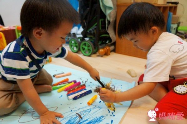 韓國 AMOS - 12色粗款神奇水蠟筆