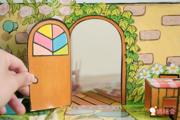 小豬乖乖的立體花園遊戲屋(附手指偶+60張裝飾貼紙)