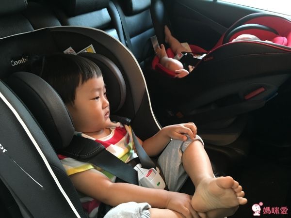 Combi 輕量化幼兒汽座 Coccoro II EG
