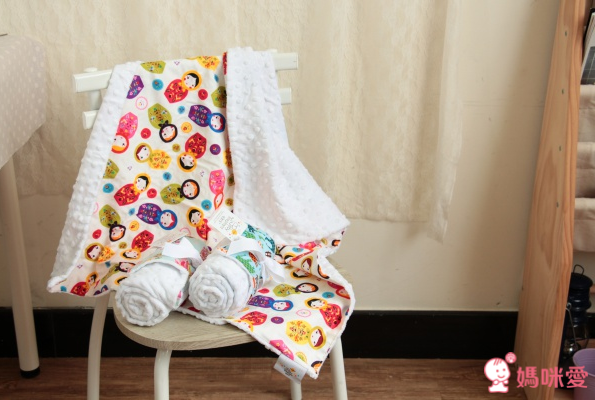 【 美國 Rocking Baby 】嬰兒護頸枕 Ｘ 親膚顆粒毯 Ｘ 顆粒圍兜