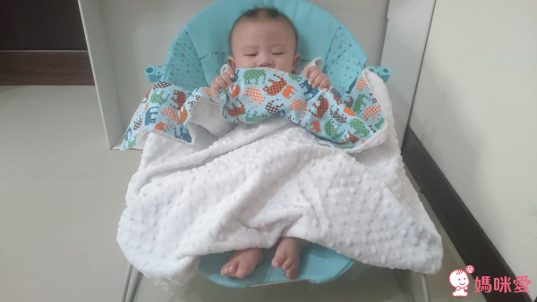 【 美國 Rocking Baby 】嬰兒護頸枕 Ｘ 親膚顆粒毯 Ｘ 顆粒圍兜