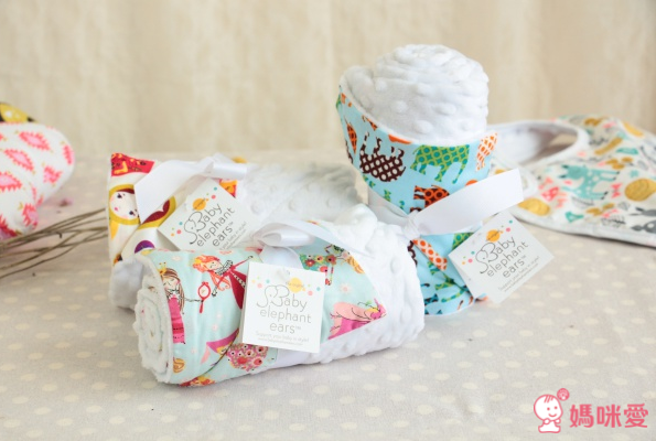 【 美國 Rocking Baby 】嬰兒護頸枕 Ｘ 親膚顆粒毯 Ｘ 顆粒圍兜