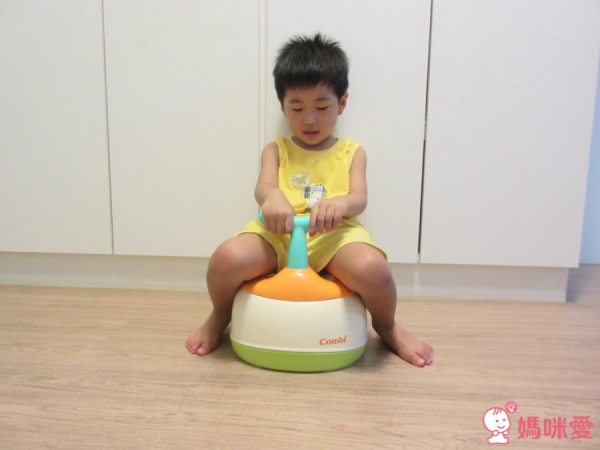 日本 Combi 多功能訓練便器 ✕ 澡盆 Ｘ 洗澡玩具