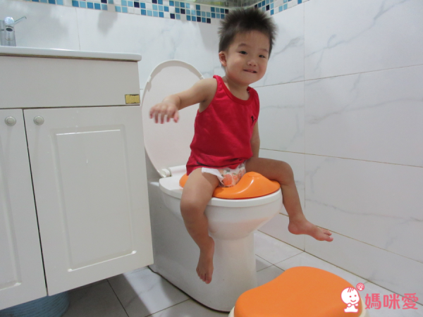 日本 Combi 多功能訓練便器 ✕ 澡盆 Ｘ 洗澡玩具