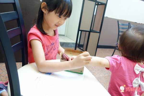 紐西蘭 Honey Sticks - 純天然蜂蠟無毒蠟筆-1歲以上寶寶適用-矮胖型-12色