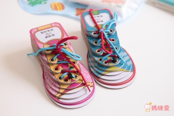 喬伊學習自己綁鞋帶