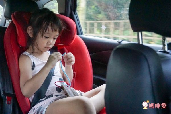 喬伊學習自己綁鞋帶