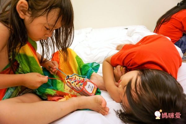 喬伊學習自己綁鞋帶