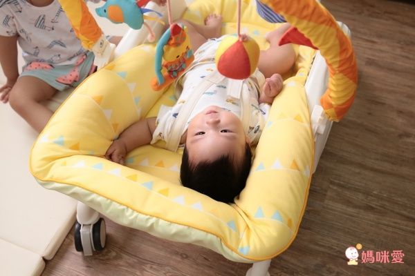 日本Combi Joy EF歡樂馬戲團 安撫餐椅搖床