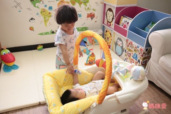 日本Combi Joy EF歡樂馬戲團 安撫餐椅搖床