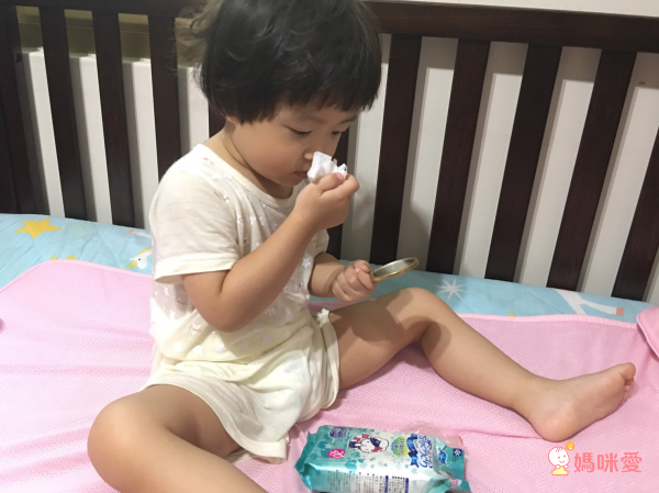 日本 LEC Hello Kitty 爽身擦拭巾隨身包