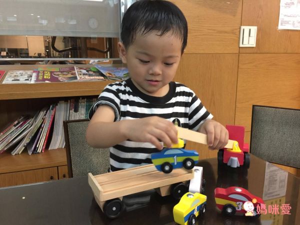 Amazon五星【美國瑪莉莎】超大交通遊戲地墊、木製軌道車車玩具