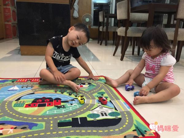 Amazon五星【美國瑪莉莎】超大交通遊戲地墊、木製軌道車車玩具