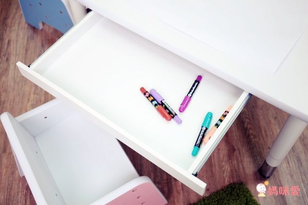 【台灣 ilovekids 愛兒館 我的第一張桌子(離乳桌)】