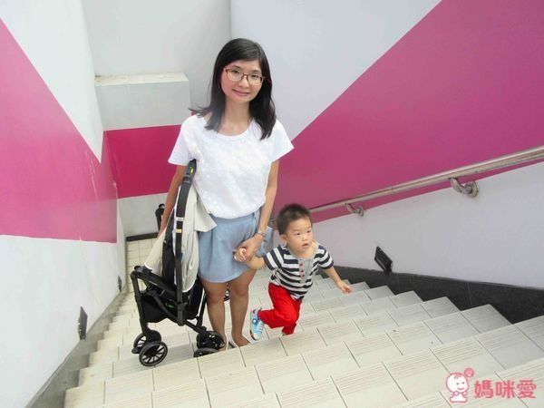 Combi Handy Auto 4 Cas Light 雙向輕量型嬰幼兒手推車