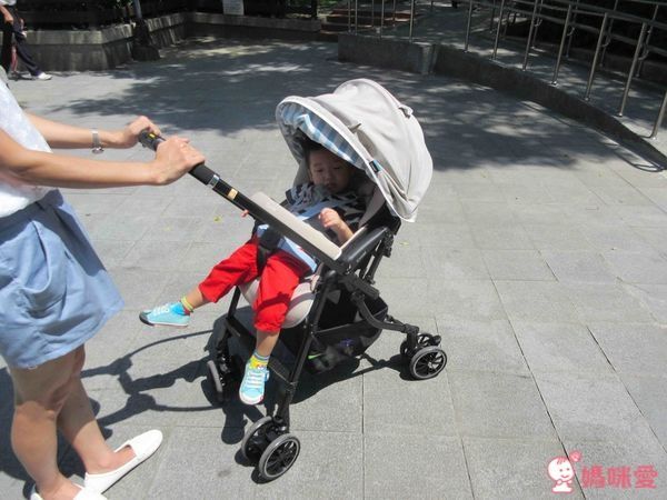 Combi Handy Auto 4 Cas Light 雙向輕量型嬰幼兒手推車