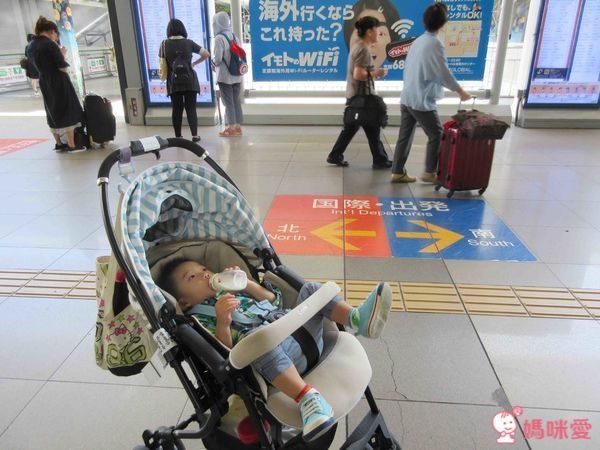 Combi Handy Auto 4 Cas Light 雙向輕量型嬰幼兒手推車