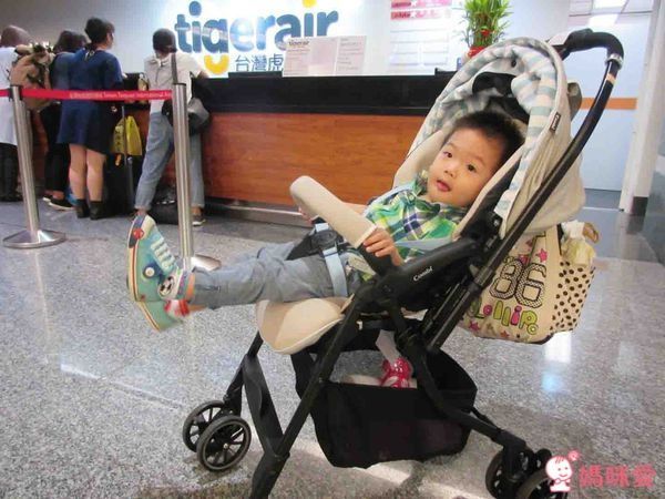 Combi Handy Auto 4 Cas Light 雙向輕量型嬰幼兒手推車