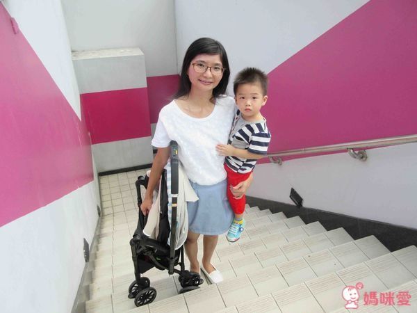 Combi Handy Auto 4 Cas Light 雙向輕量型嬰幼兒手推車