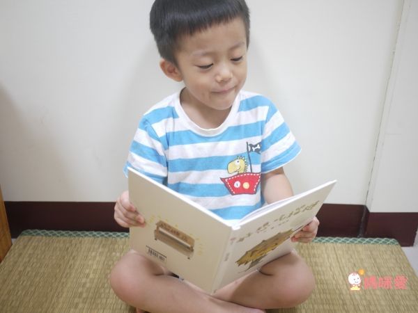 《誰的襪子》超有趣的找找書！訓練孩子專注力＆觀察力