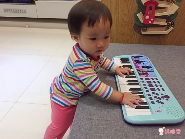 孩子化身搖滾巨星【擬真站立式麥克風】