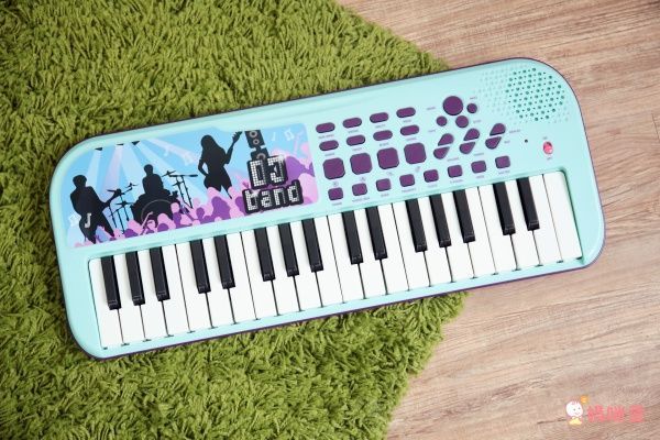 孩子化身搖滾巨星【擬真站立式麥克風】