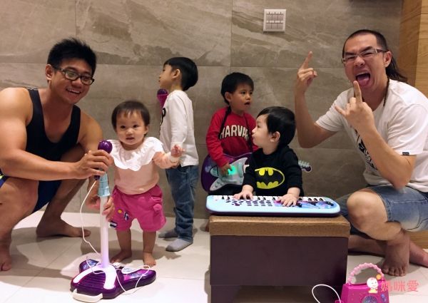 孩子化身搖滾巨星【擬真站立式麥克風】