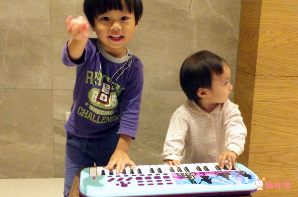 孩子化身搖滾巨星【擬真站立式麥克風】