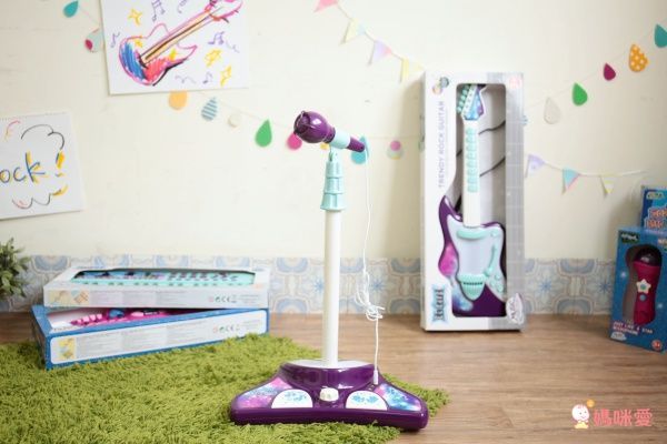 孩子化身搖滾巨星【擬真站立式麥克風】