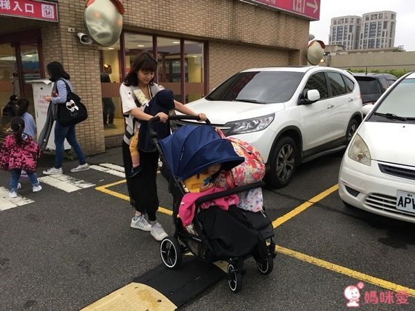  Baby Monsters 雙人推車