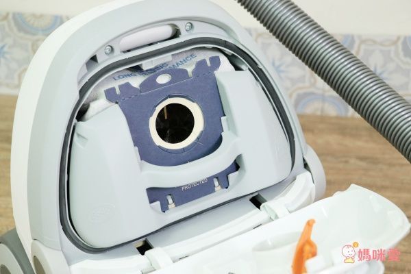  【瑞典 Electrolux 伊萊克斯】極靜音紙袋式吸塵器 -ZCS2000