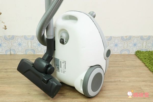  【瑞典 Electrolux 伊萊克斯】極靜音紙袋式吸塵器 -ZCS2000