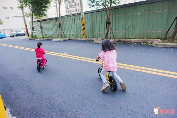 Slider 滑來滑趣 - 輕量鋁合金滑步車-銀色-加送反光輪胎貼+車鈴*1+運動巾*1(顏色隨機)