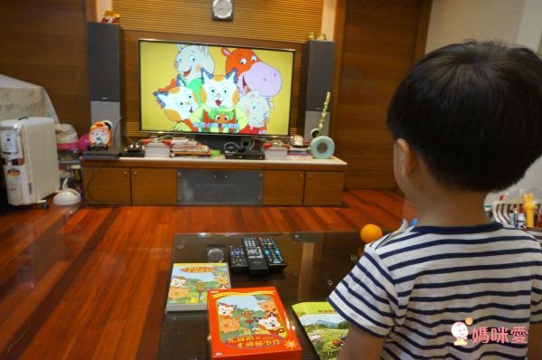 弘恩動畫 - 忙碌鎮的神秘事件【全26集】-DVD8片裝、片長約624分鐘(全26集/每集約24分鐘含二個單元)、語言：國語 / 英語發音 字幕：中文/英文字幕、加贈：忙碌鎮兒童專用擦手巾