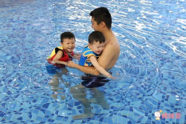 #3363 英國媽咪最愛！ Konfidence 浮力夾克＆泳衣，讓寶貝愛上游泳！