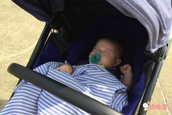 日本 Combi Trio美型單手秒收輕量三輪車款